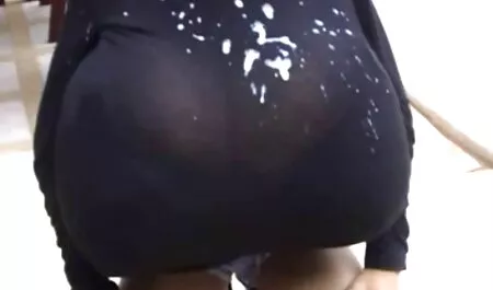 दो लड़कियां एक मुर्गा चूसती हैं। इंग्लिश फिल्म सेक्सी मूवी