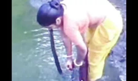 एक श्यामला bf सेक्सी मूवी हिंदी एक बालों बिल्ली के साथ fucks।