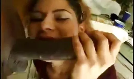 सेक्स के बाद, सेक्सी मूवी देखने के लिए मेरी प्रेमिका हमेशा शुक्राणु निगलती है।