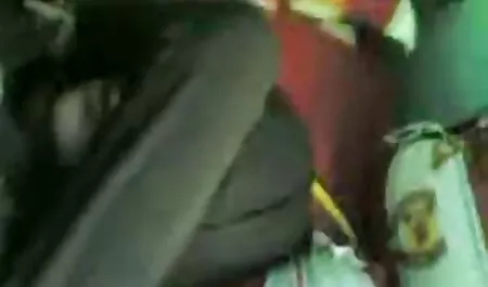 दादाजी एक युवा के साथ हिंदी सेक्स हॉट मूवी fucks।