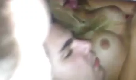 सोफे पर एक परिपक्व महिला के साथ fucks। अंग्रेजी पिक्चर सेक्सी मूवी