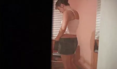 रूसी अपने दोस्त को क्यूनिलिंगस के सेक्सी मूवी सेक्सी फिल्म साथ जगाती है।