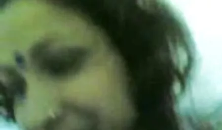 नशे में धुत सेक्सी वीडियो मूवी में ग्राहक बार काउंटर पर गधे में एक बारमेड मारता है।