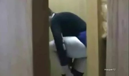 उसकी योनि को फुल मूवी सेक्सी हिंदी एक अजनबी को दिखाया।