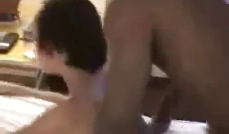 एक डिल्डो के हिंदी सेक्स हॉट मूवी साथ खेलता है।