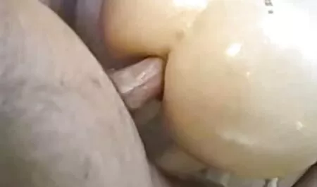 लाल मैनीक्योर वाली चाची अपनी जांघों को फैलाती है सनी लियोन के सेक्स मूवी और एक दोस्त के लिंग पर अपने पीछे के छेद को धक्का देती है