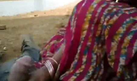 चश्मे के साथ अनचाहे सेक्सी मूवी फुल हिंदी गीक फूलों के साथ टी-शर्ट में पतली लैटिना पर खींचती है