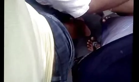 सुंदर अधोवस्त्र में लाल बालों वाली मैडम स्पष्ट रूप से सेक्स पर संकेत देती सेक्सी वीडियो मूवी में हैं।