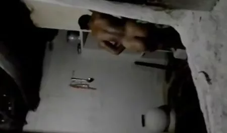 छेद सेक्सी मूवी मूवी में घुड़सवार की दो हाटियाँ हैं।