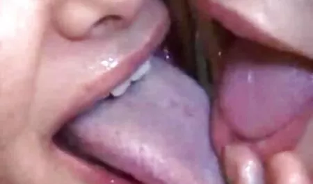 श्यामला इंग्लिश सेक्स मूवी सेक्स काले आदमी को एक blowjob और चुदाई देता है।