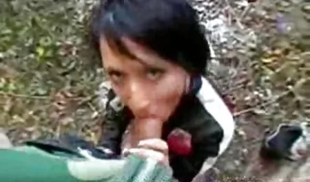 एक बालों वाली बिल्ली के साथ एक हिंदी में फुल सेक्स मूवी डिक पर बैठता है।