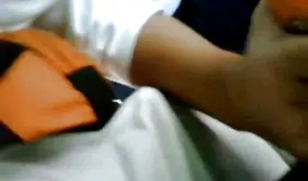 लड़की सड़क पर लोचदार स्तन कैटरीना कैफ की बीएफ सेक्सी मूवी दिखाती है।