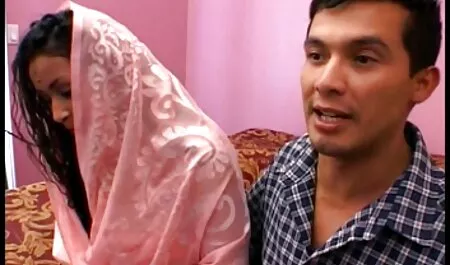 भूमिका पाने के लिए गोरा ट्रंक पर घूमता सेक्सी मूवी पिक्चर फिल्म है।