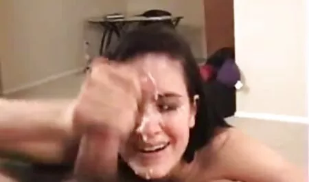 Nymphomaniac फुल सेक्सी मूवी पिक्चर एक blowjob देता है।