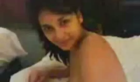 एक डिक के साथ एक महिला fucks इंग्लिश सेक्सी मूवी इंग्लिश सेक्सी मूवी और एक हाथ से मदद करता है।