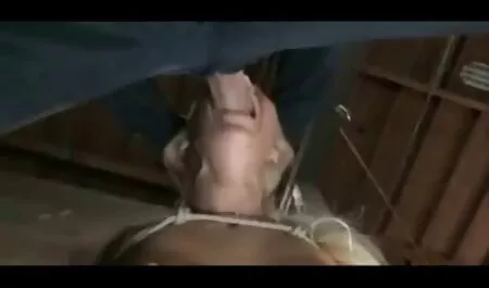 एशियाई महिला नीचे बग़ल में रहती है और एक नीली डिल्डो के साथ गुदा को पेंच करते हुए कैंसर को खड़ा करती सेक्स हिंदी फुल मूवी है
