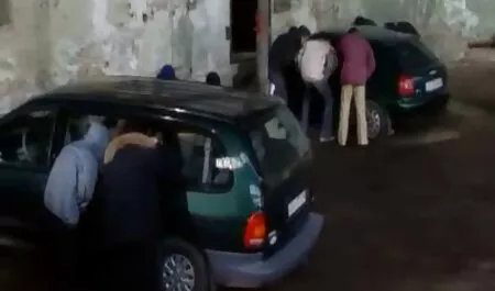 एक पतली चोर गार्ड को उसे घर जाने के लिए सेक्सी मूवी सेक्सी फिल्म कहता है और उसे योनि में दिया जाता है